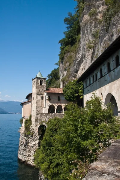Maggiore Lake - Hermitage van Santa Caterina del Sasso — Stockfoto