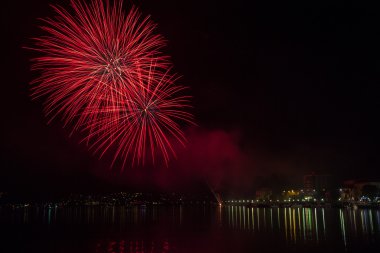 Gölde havai fişekler