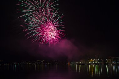 Gölde havai fişekler