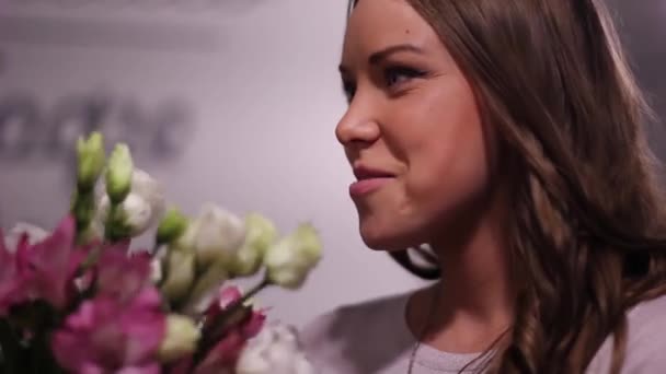 Mujer joven recibe un ramo de flores — Vídeos de Stock