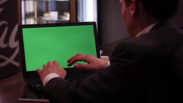 Biznesmen współpracuje z ekranu laptopa, zielony — Wideo stockowe