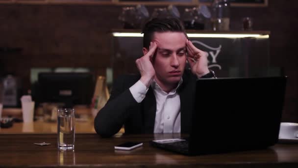Empresário cansado com uma dor de cabeça tomando aspirina efervescente — Vídeo de Stock