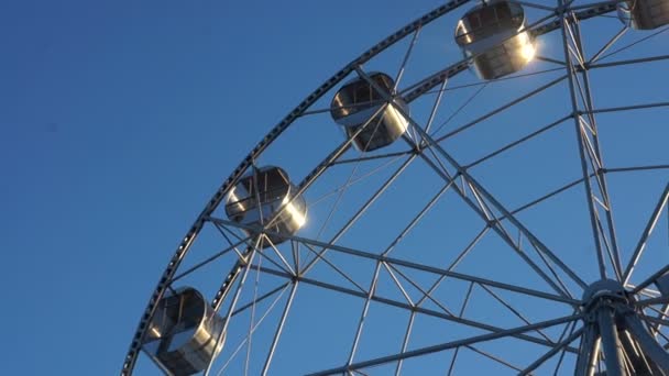 Rörliga pariserhjul mot den blå himlen — Stockvideo