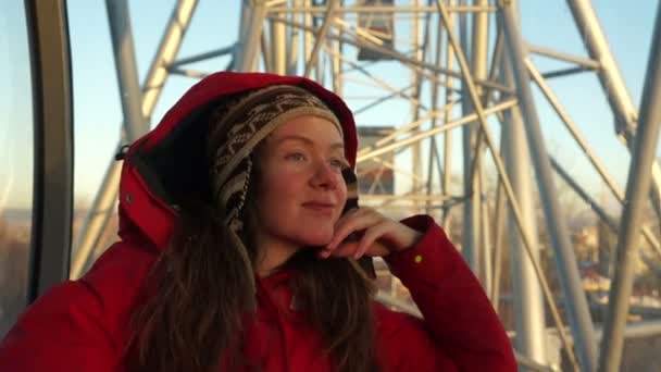 Bella giovane donna sorridente e incontrare il sole dall'alto nella ruota panoramica — Video Stock