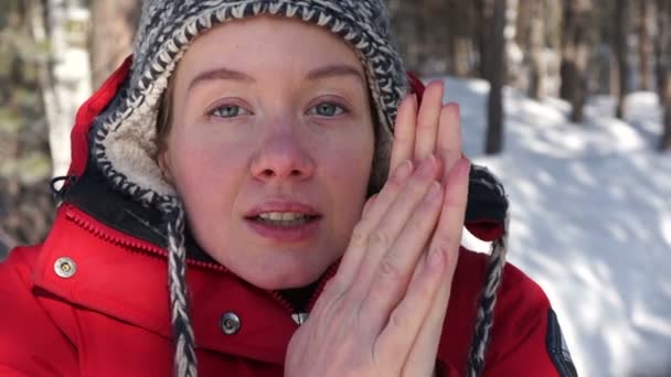 Jeune femme essayant de se réchauffer en hiver — Video