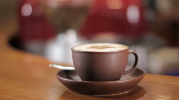 Xícara de cappuccino em um balcão de bar. Mudança de foco — Vídeo de Stock