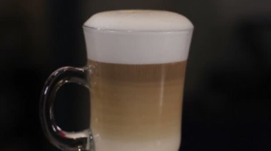 Bir bardak latte macchiato kadar yakın, çekim dolly