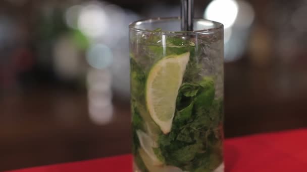 Mojito coctail, close up, glares — Stock Video