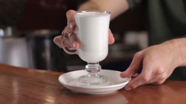 Barmen latte yapma. Yakın çekim