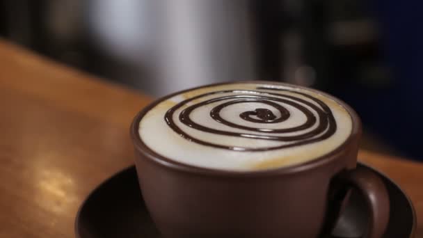 Barista décoration cappuccino avec garniture. Gros plan — Video