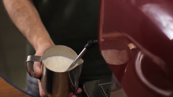 Barista αχνιστό γάλα για τον καφέ. Κοντινό πλάνο Βίντεο Κλιπ
