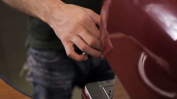 Barista cleans the steam arm up. Close up — Stock Video