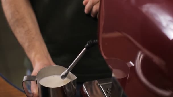 Barista beendet die dampfende Milch für den Kaffee und reinigt den Dampfarm nach oben. Nahaufnahme — Stockvideo