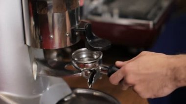 Barista kahve işleyicisi çekilmiş kahve ile dolu. Yakın çekim