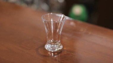 Barmen alkol bir kadeh içki alıyor. Yakın çekim