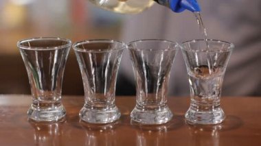 Barmen alkol dört kurşun dökülen. Yakın çekim