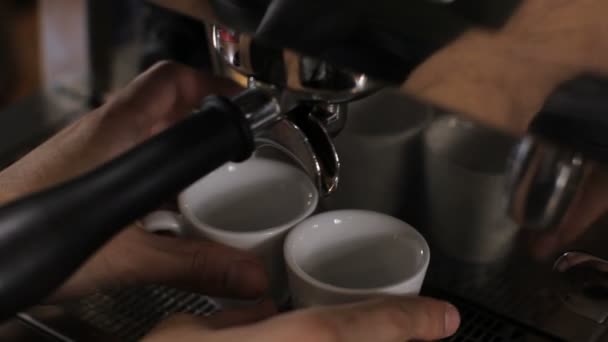 Barista prepara duas xícaras de café expresso. Fechar — Vídeo de Stock