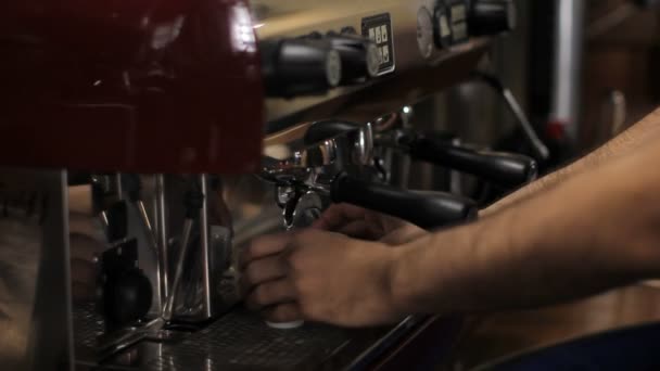 Barista bereidt twee kopjes espresso. Middellange schot — Stockvideo