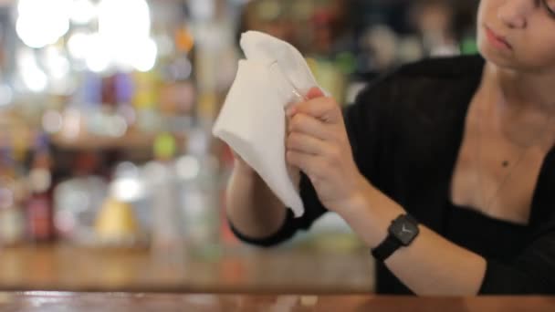 Bartendern våtservetter ett glas. Medellång skott — Stockvideo