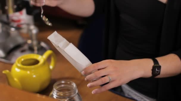 Il barista mette le foglie di tè in una bustina di tè. Colpo medio — Video Stock