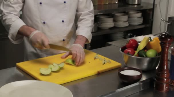 Szef kuchni, wijąca się apple, średni strzał — Wideo stockowe