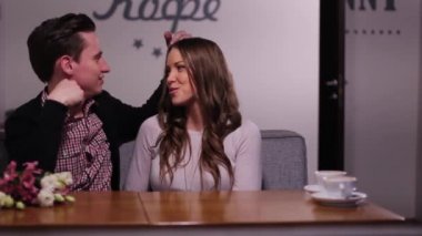 Bir kafede çiftin yakın arkadaş grubu