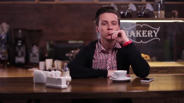Man väntar på någon som sent på kaféet, kontrollera gång på sin klocka — Stockvideo