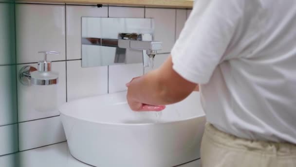 Het meisje wast haar handen met water en zeep. Een close-up. Camera bedrading — Stockvideo