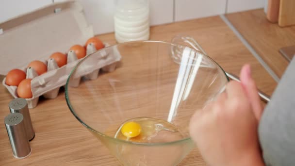 Menina preparando uma omelete com leite — Vídeo de Stock