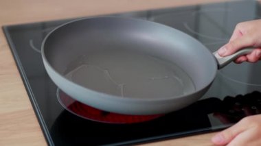 Sıcak tavada yemek pişirmek.