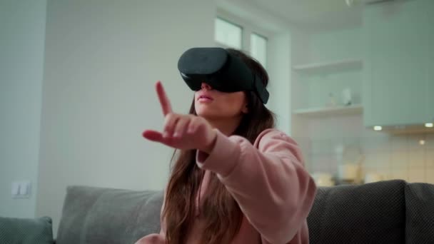 Flicka ensam söker virtuellt internet i VR-headset hemma. Långsamma rörelser — Stockvideo