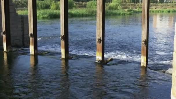 Water uit de dam — Stockvideo