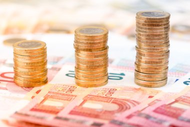 Boyutunda bir arka plan banka notlar üzerinde artan para destesi