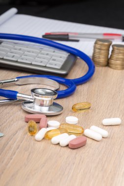 Bir Resepsiyon bir stetoskop ve sağlık giderleri için ilgili nesneleri