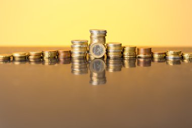 Altın bir parıltı ile para destesi