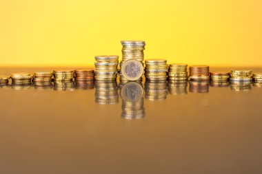 Altın bir parıltı ile para destesi