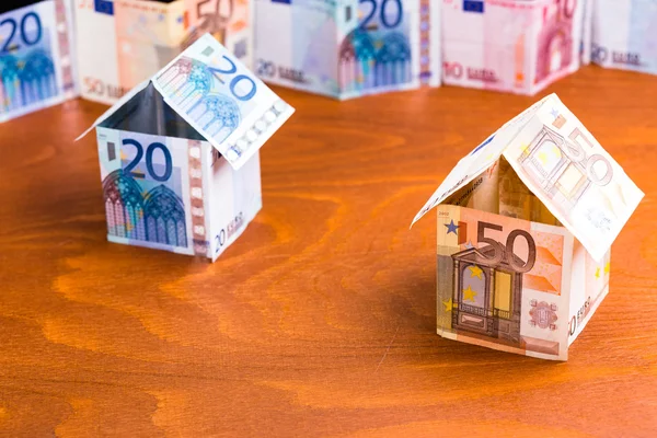 Banka notlar bir masa üzerine yapılmış ev