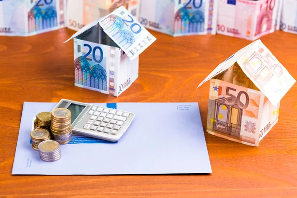 Banka notlar bir hesap makinesi ve para ile yapılmış ev