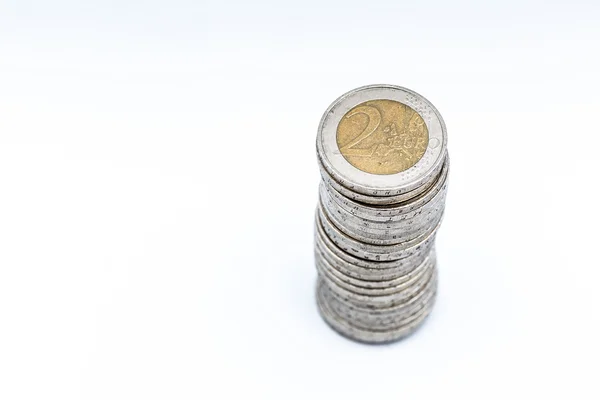 Pile de deux euros isolée avec mise au point sélective — Photo