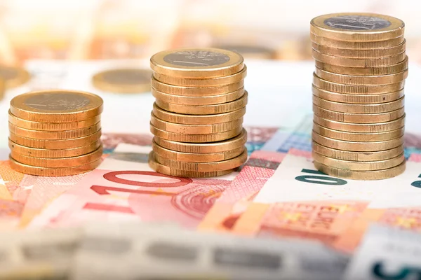 Boyutunda bir arka plan banka notlar üzerinde artan para destesi