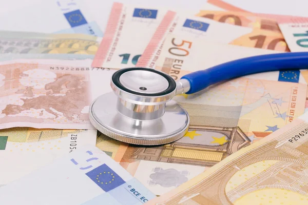 Stetoskop euro banka not yığını üzerinde