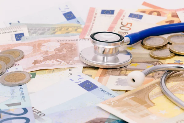 Stetoskop euro banka not yığını üzerinde