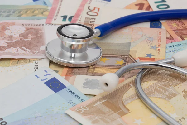 Stetoskop euro banka not yığını üzerinde