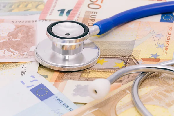 Stetoskop euro banka not yığını üzerinde