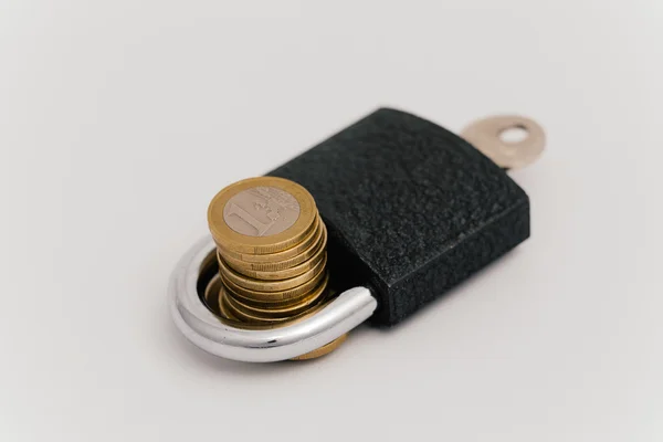 Hänglås innehar en stack av mynt — Stockfoto