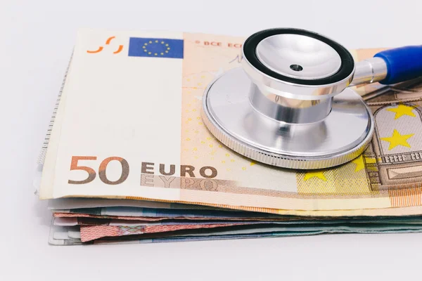 Stetoskop euro banka not yığını üzerinde
