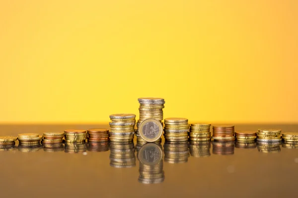 Altın bir parıltı ile para destesi