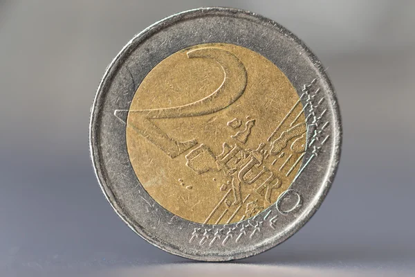 Pièce de deux euros avec un fond gris lisse et flou — Photo