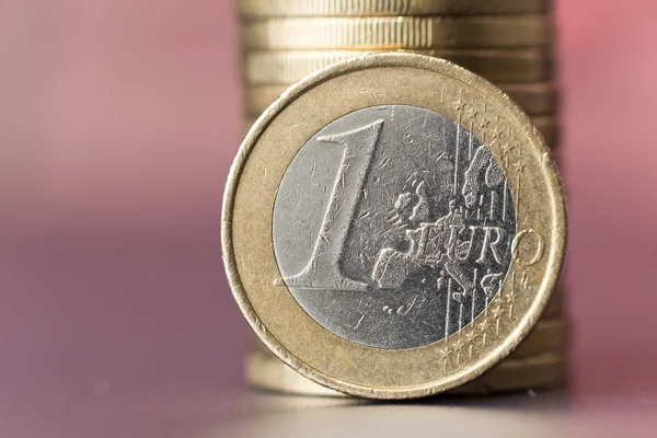 Sorunsuz bulanık kırmızı arka plan ile para