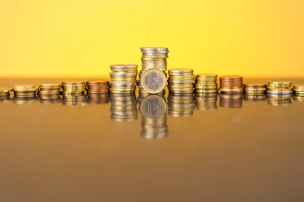 Altın bir parıltı ile para destesi